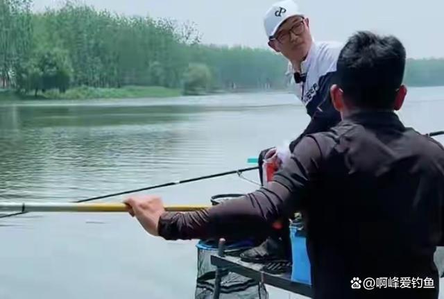 邓刚野钓鲢鳙，渔政部门豪掷“豪华大游轮”，大师遇到也得怂啊