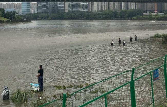 成都人的松弛感，水再深也不影响钓鱼人！